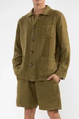 Short de lino color verde oliva, con cintura elástica, cordón ajustable y bolsillos laterales.