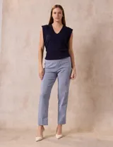 Pantalón largo de vestir con corte slim, color celeste con finas rayas verticales blancas.