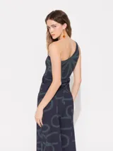 Top de un solo hombro, color azul con estampado de flores verdes.