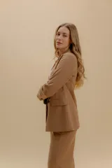 Blazer blanco de corte entallado, con solapas, cierre de un botón y bolsillos con tapa. Confeccionado en tela de sastrería noble.