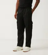 Pantalón cargo negro confeccionado en liocel con cintura elástica, cordón de ajuste y bolsillos laterales.