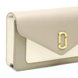 Cartera bandolera Marc Jacobs modelo The Longshot Chain Wallet, color blanco, con logo de la marca en el frente y correa de cadena extraíble. Cuenta con funda para billetes, ocho ranuras para tarjetas y dos bolsillos deslizantes.