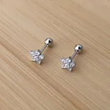 Caravana en plata 925 con diseño de flor, adornada con circonitas engarzadas y cierre de rosca.