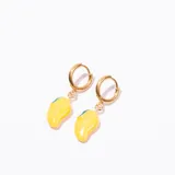 Aros tipo argolla dorados con dije colgante de limón esmaltado en amarillo con detalle verde.
