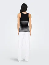 Musculosa negra con rayas horizontales blancas, de algodón suave y corte regular.
