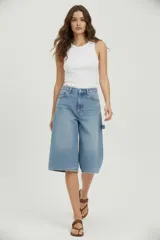 Bermuda de jean celeste, de corte ancho y calce medio, con bolsillos laterales y traseros.