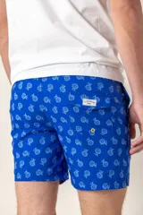 Short de baño azul con estampado de flores blancas, cintura elástica y cordón ajustable.