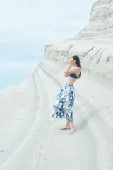 Pollera midi acampanada con cintura elástica y estampado floral en tonos azules.
