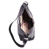 Bandolera negra de cuero con correa regulable con hebilla, bolsillo interior y cierre metálico.