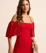 Vestido corto evasê rojo con bordado floral, escote cuadrado, mangas cortas abullonadas y espalda descubierta.