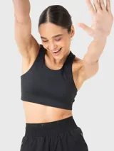 Top deportivo negro con espalda de diseño único y almohadillas removibles.