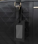 Bolso tipo valija grande color negro, con textura geométrica en relieve, cierre de cremallera, correa de mano, asa larga desmontable y tag de identificación.