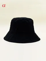Gorro tipo bucket con estampado tie-dye en tonos pastel: amarillo, naranja, lila y blanco.