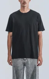 Remera negra de manga corta, cuello redondo y calce regular con recorte en la espalda.
