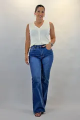 Jean de mezclilla azul de tiro alto, corte acampanado (flare) y largo completo.