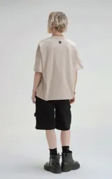 Remera color beige de manga corta y cuello redondo, de calce boxy fit, confeccionada en algodón.