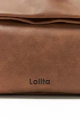 Bolso bandolera color tostado con correa negra y solapa con cierre magnético.