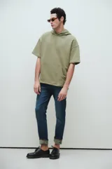 Pantalón de jean azul oscuro, corte recto, con bolsillos delanteros y traseros.