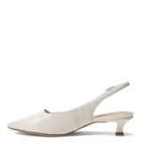 Zapato negro de cuero liso, estilo slingback (con tira ajustable en el talón), punta fina y taco bajo curvo.