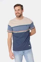 Remera manga corta con diseño a rayas horizontales en tonos beige, azul, verde y salmón.