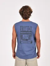 Musculosa sin mangas color negro, con cuello redondo y un pequeño estampado frontal en color claro.