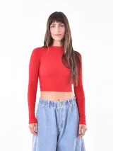 Remera corta de manga larga color rojo, con cuello alto y tejido de punto acanalado.
