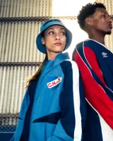 Piluso azul marino con la palabra "NACIONAL" estampada en blanco en el frente.