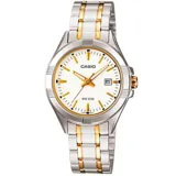 Reloj Casio para mujer con caja de acero inoxidable plateado y detalles dorados, esfera blanca con agujas doradas y marcadores de hora en números romanos.