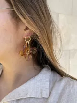 Aros colgantes con forma de flor color ámbar, con enganche dorado.