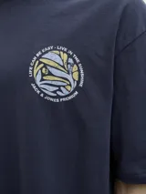 Remera azul marino de manga corta y cuello redondo con estampado en la espalda que incluye texto y diseño abstracto.