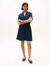 Vestido camisero corto color azul marino, de mezcla de lino lavado, con solapas con muescas, cinturón anudable y detalles distintivos de la marca.