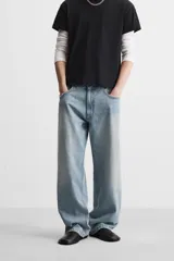 Pantalón de jean celeste con efecto lavado, corte amplio tipo baggy y cinco bolsillos.