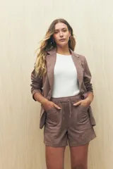 Short color ladrillo, de tiro alto, con elástico en la cintura y cordones ajustables. Cuenta con grandes bolsillos laterales.