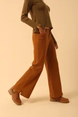 Pantalón de jean color marrón, corte recto y tiro alto. Confeccionado en denim de algodón.