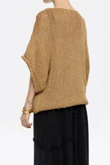 Jersey de punto abierto, color camel con brillo metálico, de manga corta y cuello bote.