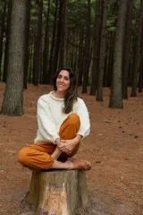 Sweater color crudo de lana merino, con cuello redondo tipo bote y mangas largas abullonadas. Tejido a mano con punto acanalado en puños y ruedo. Corte ajustado al cuerpo.