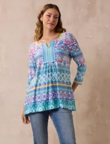 Blusa estampada de seda fría marca Ruby Rd, con cuello redondo y escote en V, y mangas tres cuartos.