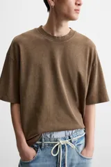 Camiseta azul con efecto lavado, corte holgado, cuello redondo y mangas cortas.
