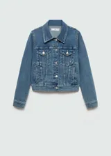 Chaqueta de jean azul de corte clásico con cuello de solapa, cierre frontal con botones metálicos, bolsillos delanteros con solapa y puños abotonados.