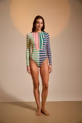 Malla entera negra con cierre frontal blanco y costuras laterales blancas.