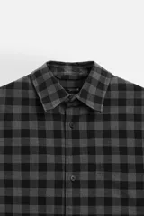 Camisa color crema de corte regular fit, confeccionada en tejido con viscosa. Tiene cuello solapa, manga larga con puños abotonados, bolsillo de parche en el pecho y cierre frontal con botones.