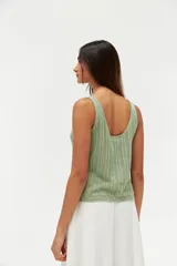 Musculosa verde tejida con breteles finos y escote redondo.