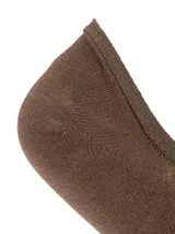 Calcetines invisibles color marrón, confeccionados en fibra de bambú.