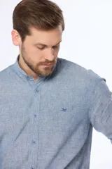 Camisa negra de lino con cuello mao y manga larga.