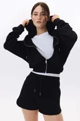 Short negro de felpa liviana de mezcla de algodón, con elástico revestido en la cintura, cordón para ajustar y bolsillos discretos en las costuras laterales.