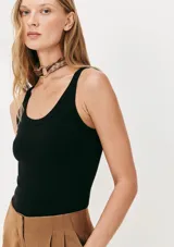 Musculosa negra de tela acanalada con cuello redondo y corte ajustado.