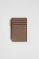 Tarjetero color visón con textura grabada, cierre dorado con cremallera y múltiples ranuras para tarjetas.