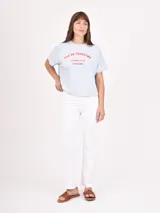 Remera blanca de corte recto con estampado de flores rojas y texto azul "PROFUMO DI FIORI".