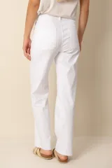 Pantalón blanco de cintura alta, corte recto, con bolsillos frontales tipo cargo y terminación desflecada. Confeccionado en denim de algodón con spandex.