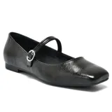 Zapato de charol negro con correa sobre el empeine y hebilla con strass.